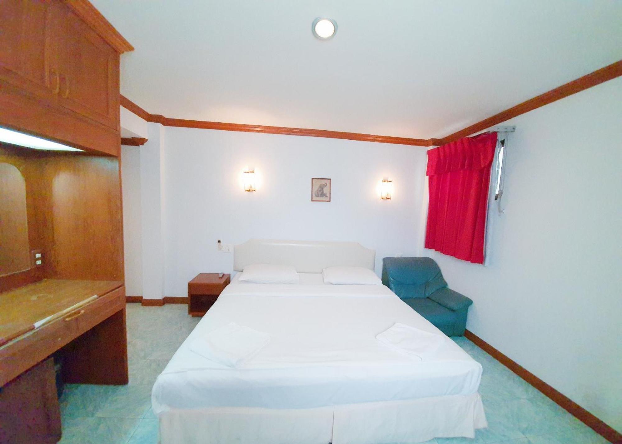 Break Point Hotel Patong Exteriör bild