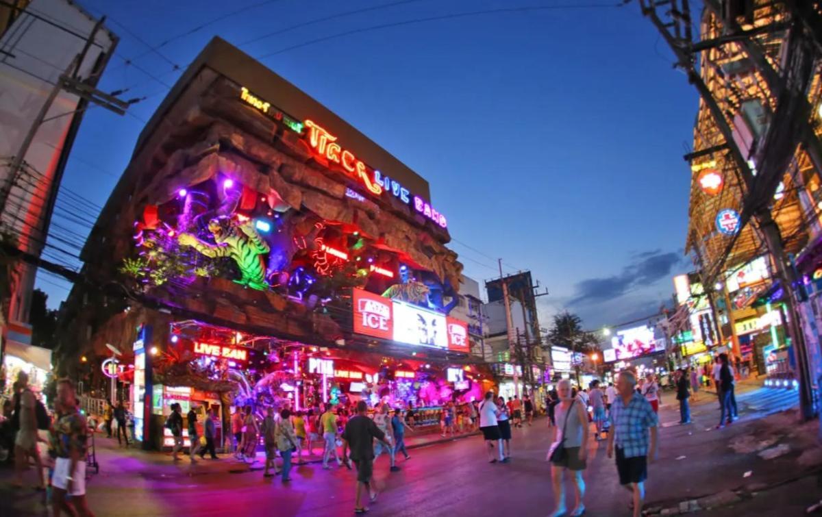 Break Point Hotel Patong Exteriör bild